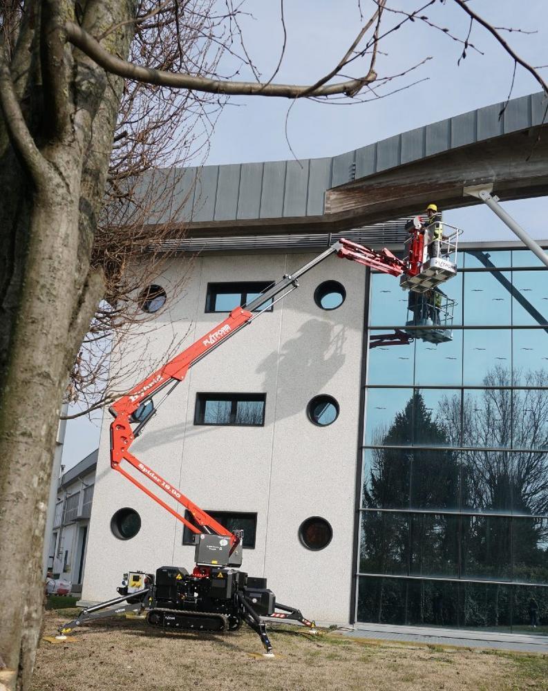 Durcharbeiten mit Raupen-Arbeitsbühne