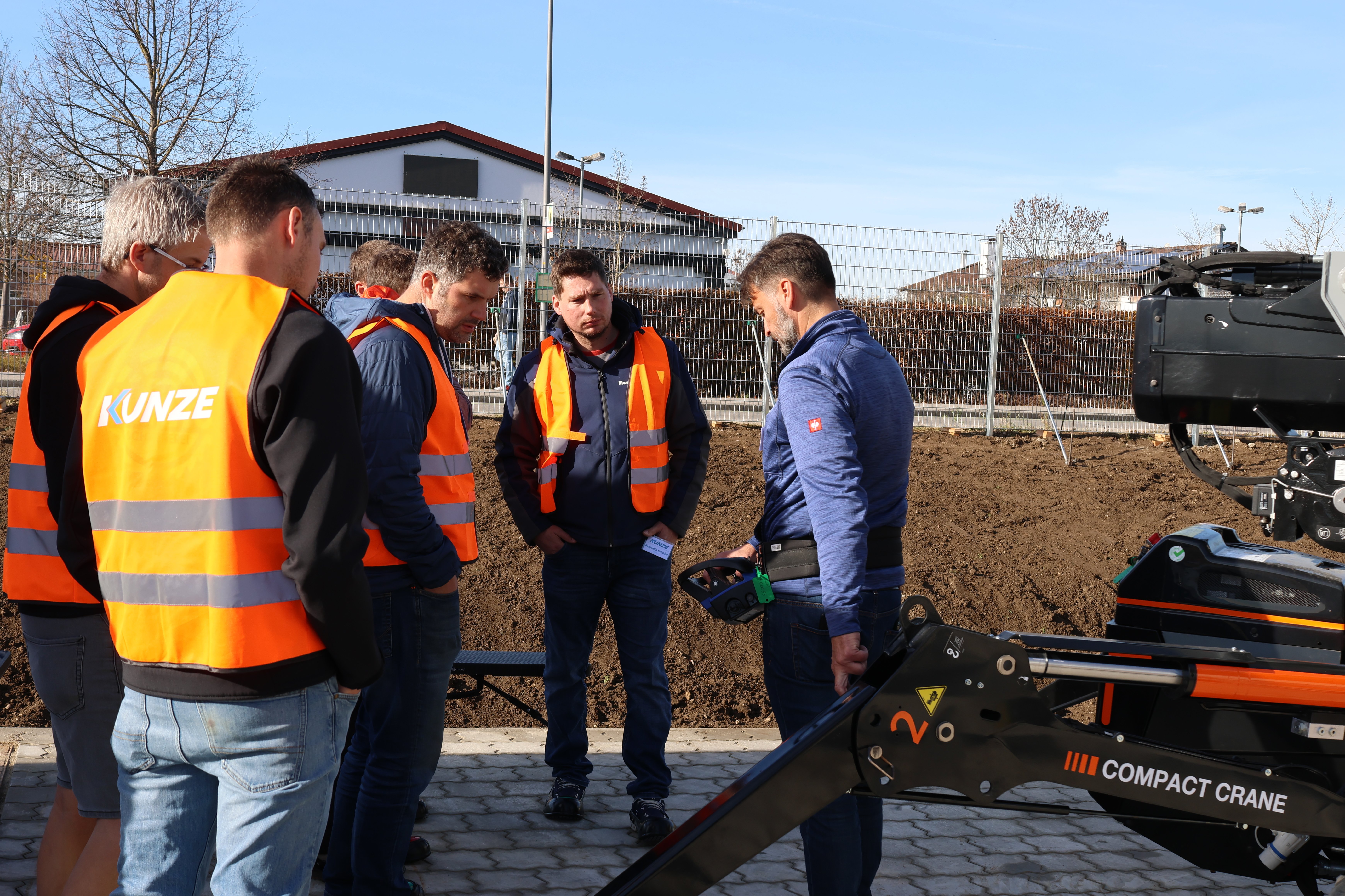 Kran-Experte Jonuz Ljaci bei Vorführung 