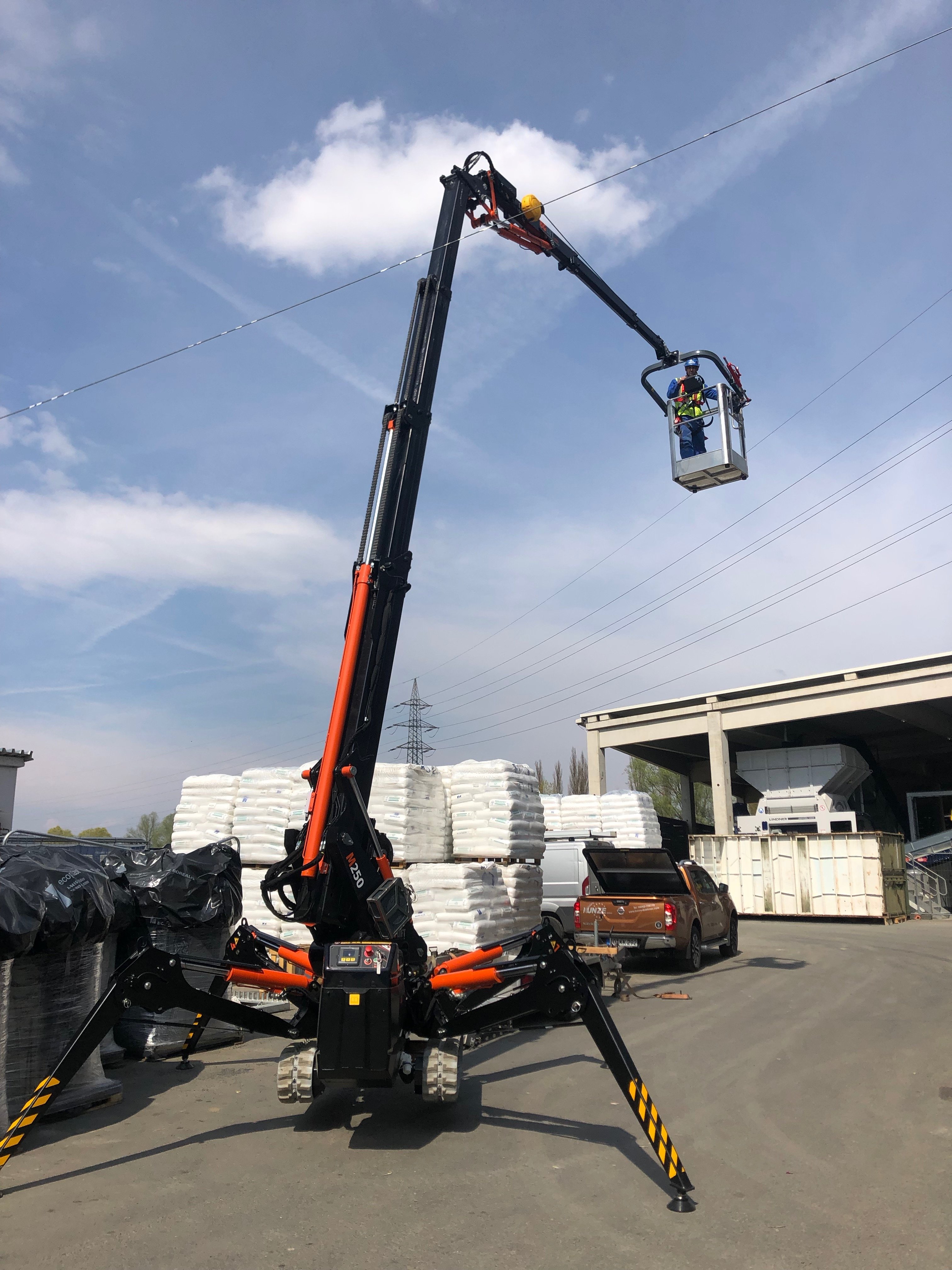 M250 mit Arbeitskorb/ Auslieferung Jonuz Ljaci 